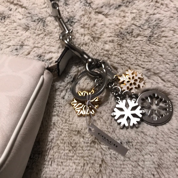 Coach white multi with a Christmas 🚂 beautiful 🎁 - Picture 9 of 13